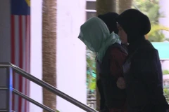 Đoàn Thị Hương được dẫn giải tới tòa thượng thẩm Shah Alam. (Ảnh: Hà Ngọc/TTXVN)