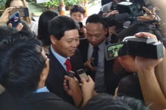 Đại sứ Việt Nam tại Malaysia Lê Quý Quỳnh trả lời phỏng vấn báo chí ở Tòa Thượng thẩm Shah Alam. (Ảnh: Hà Ngọc/TTXVN)