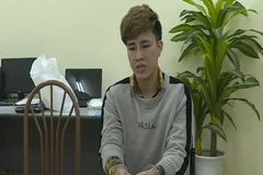 Đối tượng Phùng Xuân Hòa cùng tang vật. (Nguồn: TTXVN phát)