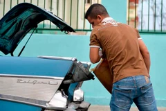 Một người dân Cuba đổ xăng vào ôtô ở La Habana. (Nguồn: Getty Images)