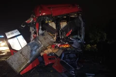 Chiếc xe khách giường nằm mang biển kiểm soát 78B-001.26 của tỉnh Phú Yên bị biến dạng sau khi va chạm với xe tải. (Ảnh: Nguyễn Thanh/TTXVN)