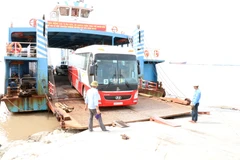 Hoạt động tại bến phà. (Ảnh: Hoàng Ngọc/TTXVN)