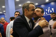 Lãnh đạo đảng ND Kyriakos Mitsotakis (trái, phía trước) bên những người ủng hộ tại Athens, Hy Lạp, ngày 26/5/2019. (Nguồn: THX/TTXVN)