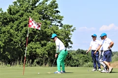 Các tay golf tranh tài tại giải. (Ảnh: Dương Trí/Vietnam+)