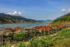 Khám phá nét độc đáo mái nhà sàn lợp bằng đá của người Thái trắng 