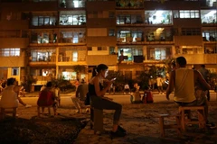 Người dân Cuba sử dụng điện thoại di động để kết nối Internet tại một điểm phát mạng không dây ở trung tâm La Habana, Cuba. (Nguồn: REUTERS)