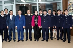 Chủ tịch Quốc hội Nguyễn Thị Kim Ngân với cán bộ, nhân viên Tổng cục Hải quan. (Ảnh: Trọng Đức/TTXVN)