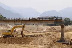 Thi công, sửa chữa công trình cầu Ngòi Thia (đường Văn Chấn - Trạm Tấu), tỉnh Yên Bái. (Ảnh: Việt Dũng/TTXVN)