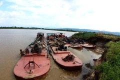 Các tàu khai thác cát trái phép đang bị tạm giữ. (Ảnh: Hưng Thịnh/TTXVN)