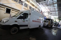 Các đơn vị chức năng huy động các phương tiện chuyên dụng hiện đại nhất để phục vụ công tác tẩy độc. (Ảnh: Trần Việt/TTXVN)