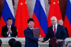 Chủ tịch Trung Quốc Tập Cận Bình và Tổng thống Nga Vladimir Putin chứng kiến Chủ tịch luân phiên Huawei Guo Ping và CEO MTS Alexei Kornya ký thỏa thuận phát triển 5G tại Nga. (Nguồn: AFP)