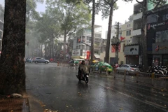 Mưa trái mùa xảy ra trên đường Nguyễn Tri Phương, Quận 10, Thành phố Hồ Chí Minh, chiều 27/4. (Ảnh: Xuân Dự/TTXVN)