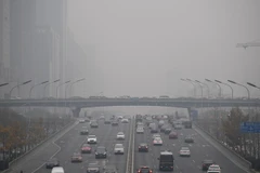 Khói mù bao phủ thủ đô Bắc Kinh. (Nguồn: AFP/TTXVN)
