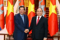 Thủ tướng Nguyễn Xuân Phúc và Thủ tướng Vương quốc Campuchia Samdech Hun Sen chụp ảnh chung trước giờ hội đàm. (Ảnh: Thống Nhất/TTXVN)