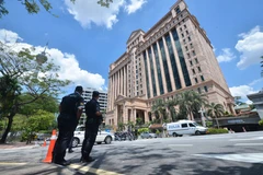 Cảnh sát gác bên ngoài trụ sở Sàn chứng khoán Malaysia. (Nguồn: EPA/TTXVN)