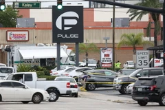 Cảnh sát Mỹ phong tỏa hiện trường hộp đêm Pulse sau vụ xả súng. (Nguồn: AFP/TTXVN)