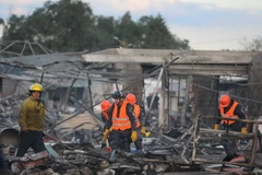 Lực lượng chức năng làm nhiệm vụ tại hiện trường vụ nổ ở chợ pháo hoa San Pablito. (Nguồn: EPA/TTXVN)