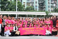 Đội viên Đội Đồng hương Hải Dương chụp ảnh lưu niệm. (Ảnh: Xuân Tuấn/Vietnam+)