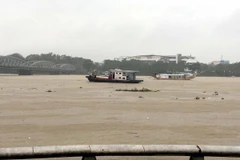 Nước sông Hương dâng cao do mưa lũ. (Ảnh: Quốc Việt/TTXVN)