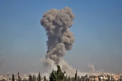 Khói bốc lên từ khu vực phía Tây Nam Aleppo. (Nguồn: AFP/TTXVN)