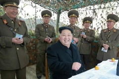 Nhà lãnh đạo Kim Jong-Un (giữa) trong chuyến thị sát một đơn vị pháo binh đóng trên đảo Mahap. (Nguồn: Yonhap/TTXVN)
