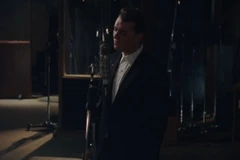 Sam Smith trong MV Have Yourself a Merry Little Christmas.