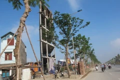 Công trình đang xây dựng trên đường Võ Chí Công “hứa hẹn” sẽ trở thành một công trình “siêu méo.” (Ảnh: Nguyễn Thắng/TTXVN)