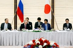 Tổng thống Nga Vladimir Putin (thứ 2, trái) và Thủ tướng Nhật Bản Shinzo Abe (thứ 2, phải) tại bàn đàm phán ở Tokyo. (Nguồn: EPA/TTXVN)