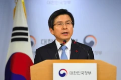 Thủ tướng kiêm quyền Tổng thống Hàn Quốc Hwang Kyo-ahn phát biểu tại thủ đô Seoul. (Nguồn: AFP/TTXVN)