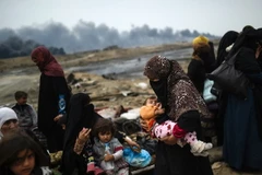 Người dân Iraq sơ tán khỏi khu vực chiến sự ở Mosul tới Qayyarah, phía Nam Mosul. (Nguồn: AFP/TTXVN)