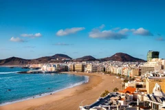 Bãi biển Playa de las Canteras là địa điểm lý tưởng để chiêm ngưỡng màn bắn pháo hoa rực rỡ. (Nguồn: Getty)