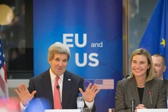 Ngoại trưởng Mỹ John Kerry và Đại diện cấp cao của EU Federica Mogherini. (Nguồn: internetmemory.org)