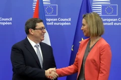 Ngoại trưởng Cuba Bruno Rodriguez Parrilla (trái) và Đại diện cấp cao EU Federica Mogherini (phải) sau khi ký thỏa thuận. (Nguồn: AFP/TTXVN)