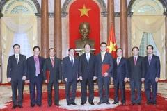 Chủ tịch nước Trần Đại Quang với các đại sứ mới được bổ nhiệm. (Ảnh: Nhan Sáng/TTXVN)