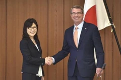 Bộ trưởng Quốc phòng Nhật Bản Tomomi Inada và người đồng cấp Mỹ Ashton Carter. (Nguồn: AP) 