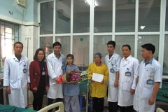 Bệnh nhân Nguyễn Thúy Diệu và tập thể thầy thuốc Bệnh viện Đa khoa tỉnh Hà Giang. (Ảnh: Minh Tâm/TTXVN)