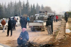 Người dân ở phía Đông Aleppo chờ sơ tán ngày 16/12. (Nguồn: AP/TTXVN)