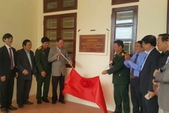 Lễ gắn biển và bàn giao Nhà văn hóa Trung tâm Bảo trợ xã hội, nuôi dưỡng, phục hồi chức năng cho nạn nhân da cam/dioxin Việt Nam. (Nguồn: Vietnam+)