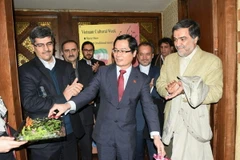 Đại sứ Nguyễn Hồng Thạch và các đại biểu cắt băng khai mạc. (Nguồn: Đại sứ quán Việt Nam tại Iran)