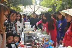 Khách tham quan bên không gian văn hóa Việt Nam. (Ảnh: Lưu Việt Hùng/Vietnam+)