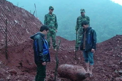 Quả bom tại hiện trường công trình. (Ảnh: Võ Dung/TTXVN)