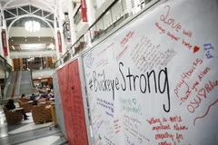 Bảng viết những dòng chia sẻ của sinh viên Trường Đại học Ohio ở Columbus, bang Ohio. (Nguồn: AP/TTXVN)