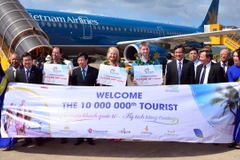 Lãnh đạo Bộ Văn hóa-Thể thao và Du lịch và tỉnh Kiên Giang chúc mừng các vị khách quốc tế đến đảo Phú Quốc. (Nguồn: TTXVN)