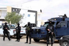 Cảnh sát Tunisia trong một chiến dịch truy quét các phần tử khủng bố tại khu vực ngoại ô Tunis. (Nguồn: AFP/TTXVN​)