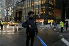 Cảnh sát Mỹ gác tại Tháp Trump ở New York. (Nguồn: AP/TTXVN)