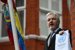 Người sáng lập WikiLeaks Julian Assange phát biểu với báo giới tại Đại sứ quán Ecuador ở London, Anh. (Nguồn: AFP/TTXVN)