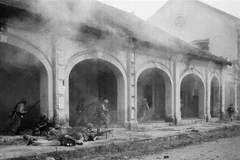 Quân và dân Thủ đô những ngày Toàn quốc kháng chiến. (Ảnh tư liệu TTXVN)