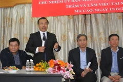 Chủ nhiệm Vũ Hồng Nam cặn dặn bà con người Việt tại Macau. (Ảnh: Xuân Tuấn/Vietnam+)