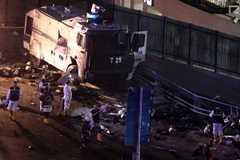 Các điều tra viên làm nhiệm vụ hiện trường vụ nổ ở Istanbul. (Nguồn: EPA/TTXVN)