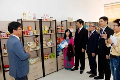 Các đại biểu tham quan Văn phòng đại diện của Hiệp hội Lương thực Lúa gạo Hàn Quốc. (Ảnh: Thanh Liêm/TTXVN)